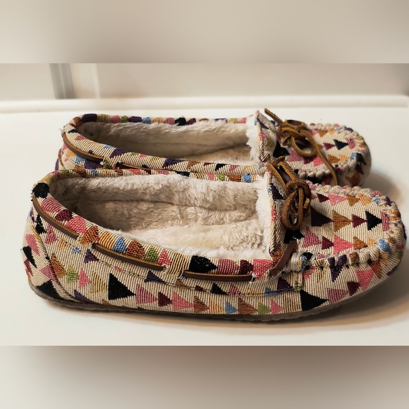 Minnetonka Women's Moccasin Slippers Aztec Tribal Geometric Pattern Sz 7 - Picture 1 of 4